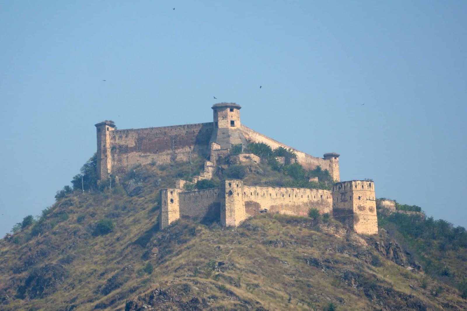 Hari Parbat Fort is one of the monuments of kashmir on a hilltop under a clear sky