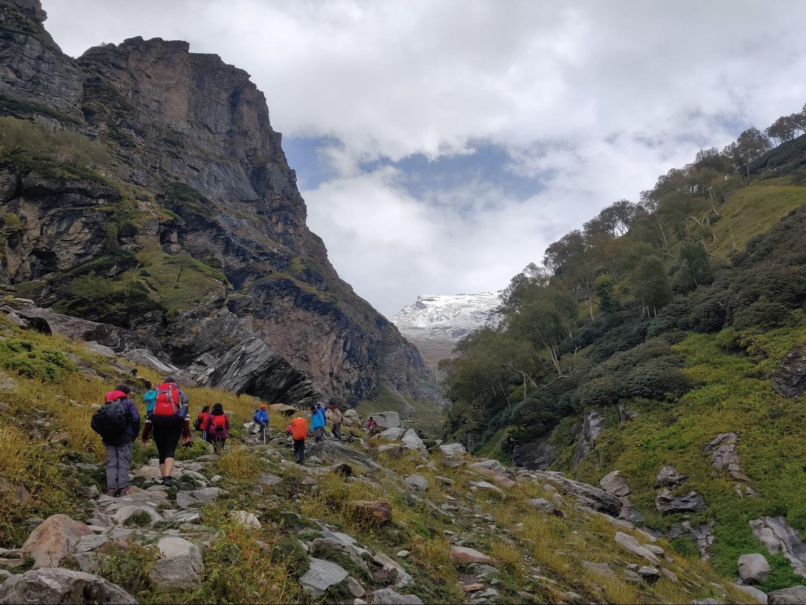 trekkers are climbing the mountains at hampta pass trek